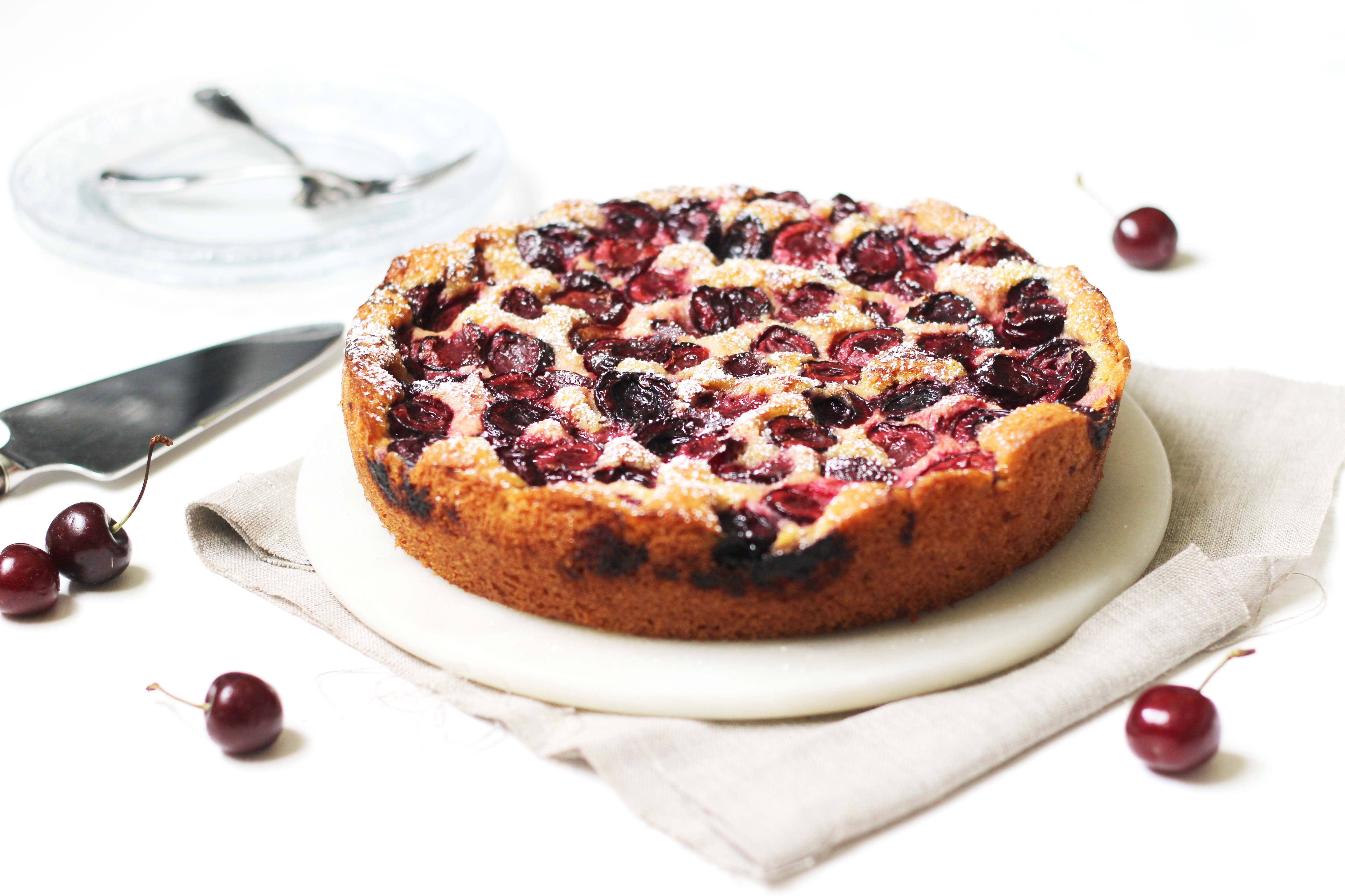 Gâteau aux cerises et à la rhubarbe
