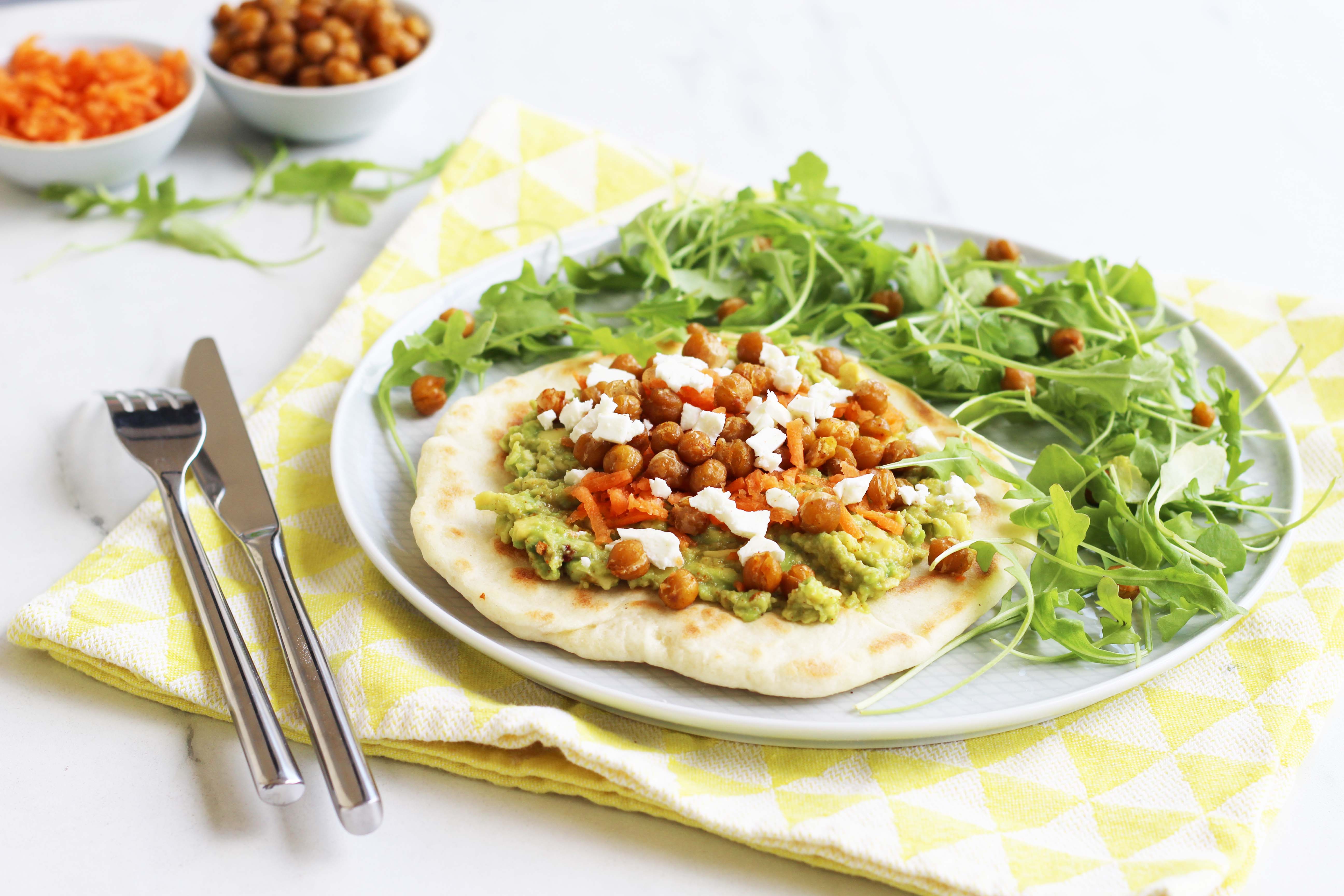 Naan au guacamole et pois chiches rôtis
