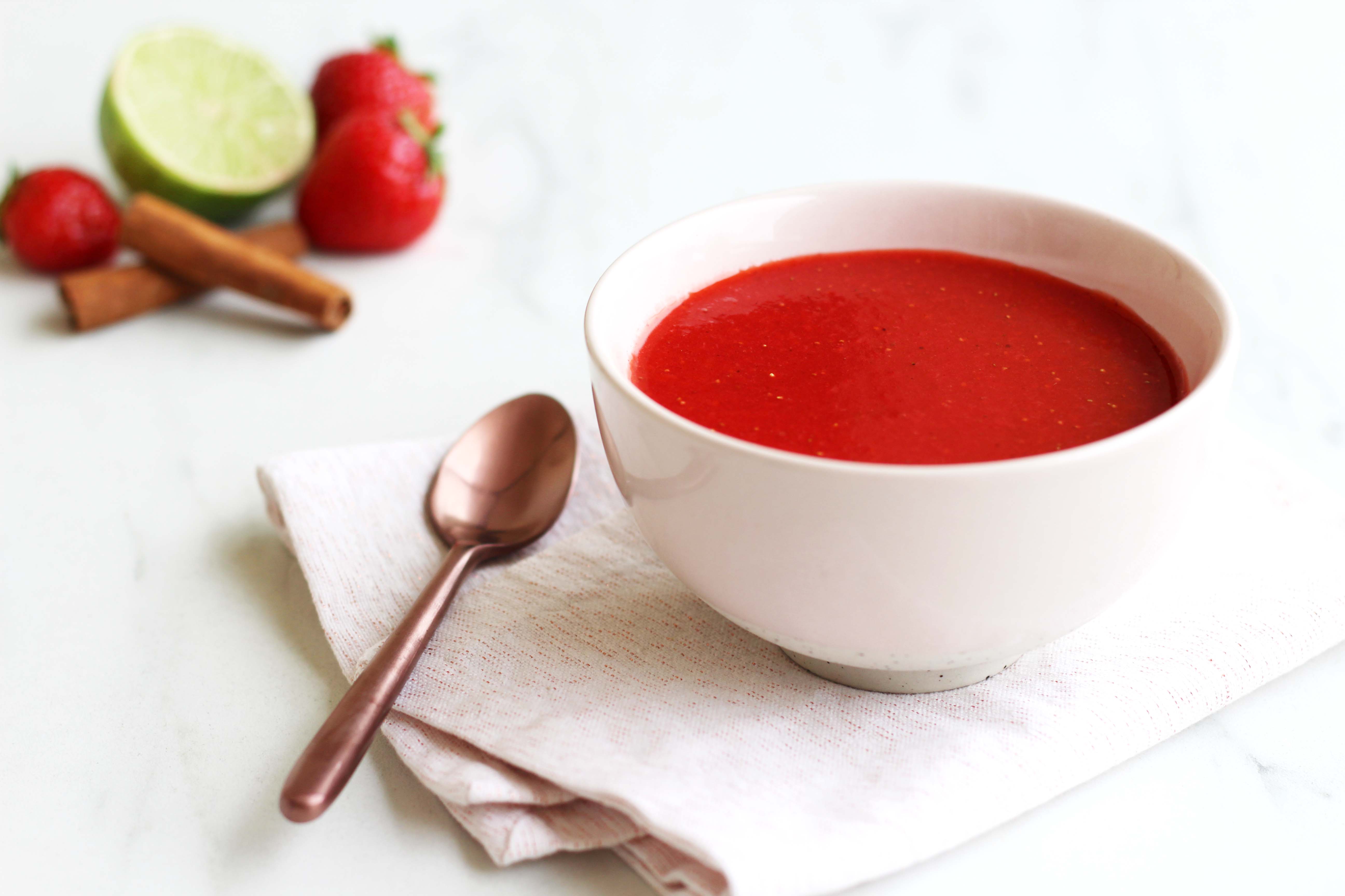 Soupe de fraise pimentée à la cannelle