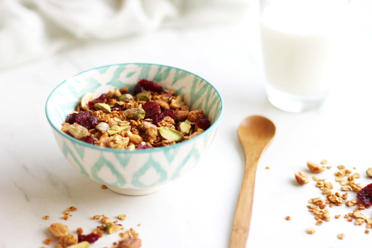 Granola maison aux cacahuètes, pistaches et canneberges