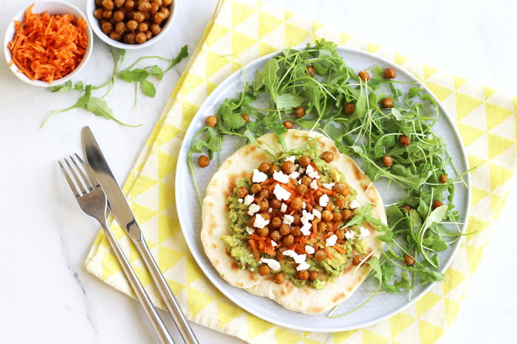 Naan au guacamole et pois chiche rôtis