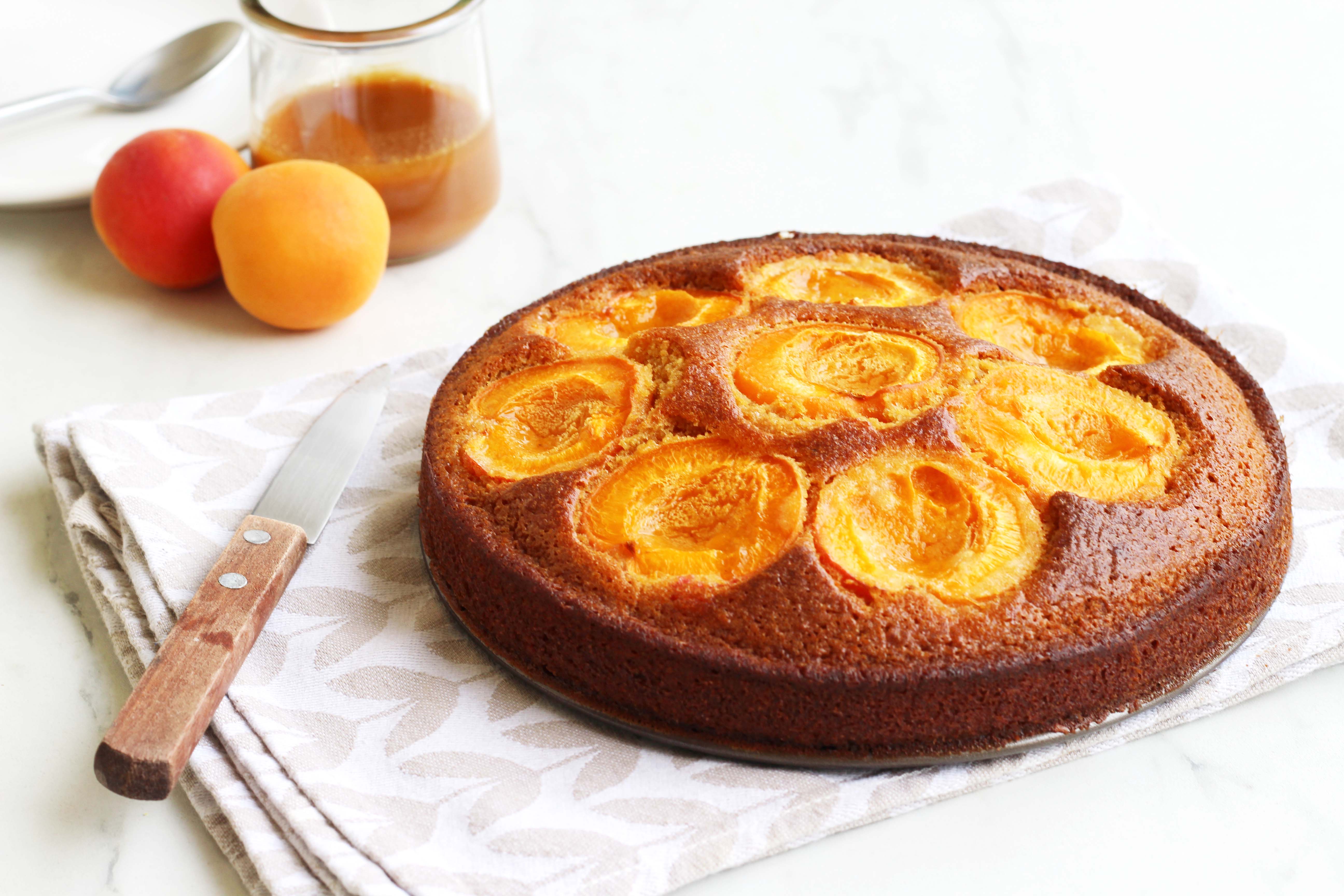 Gâteau caramélisé aux abricots