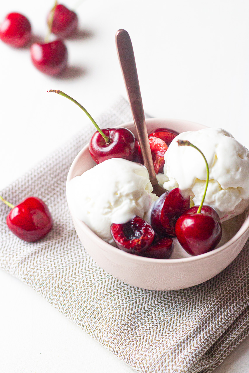 Cerises confites- glace yaourt parfum hibiscus pour 4 personnes - Recettes  - Elle à Table